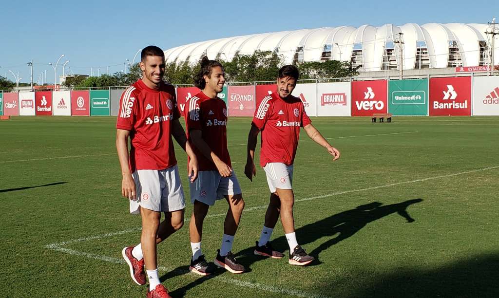 Técnico do Inter comemora a contratação do lateral-direito argentino Saravia