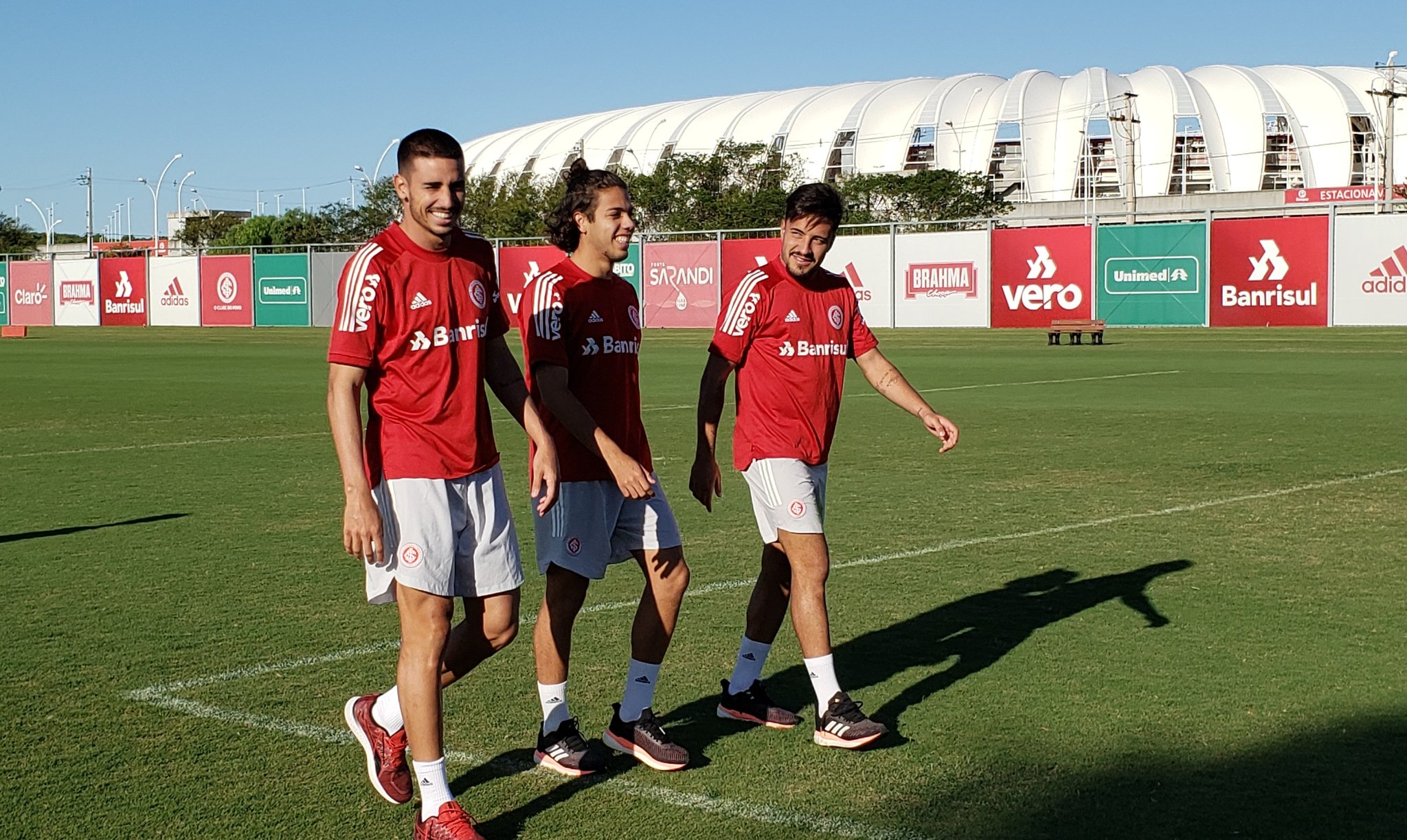 Técnico do Inter comemora a contratação do lateral-direito argentino Saravia