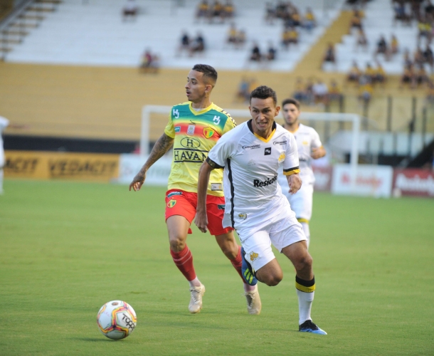 Brusque vence Criciúma, fora de casa, e se isola na liderança do Campeonato Catarinense