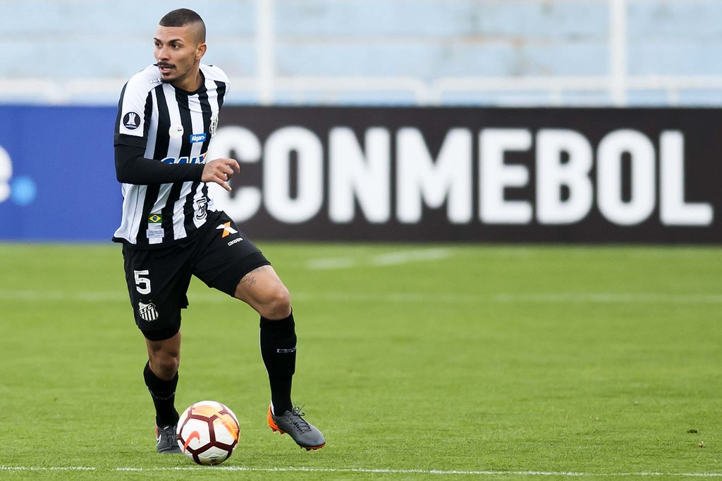 Com lesão de joelho, Alison fica fora da estreia do Santos na Libertadores