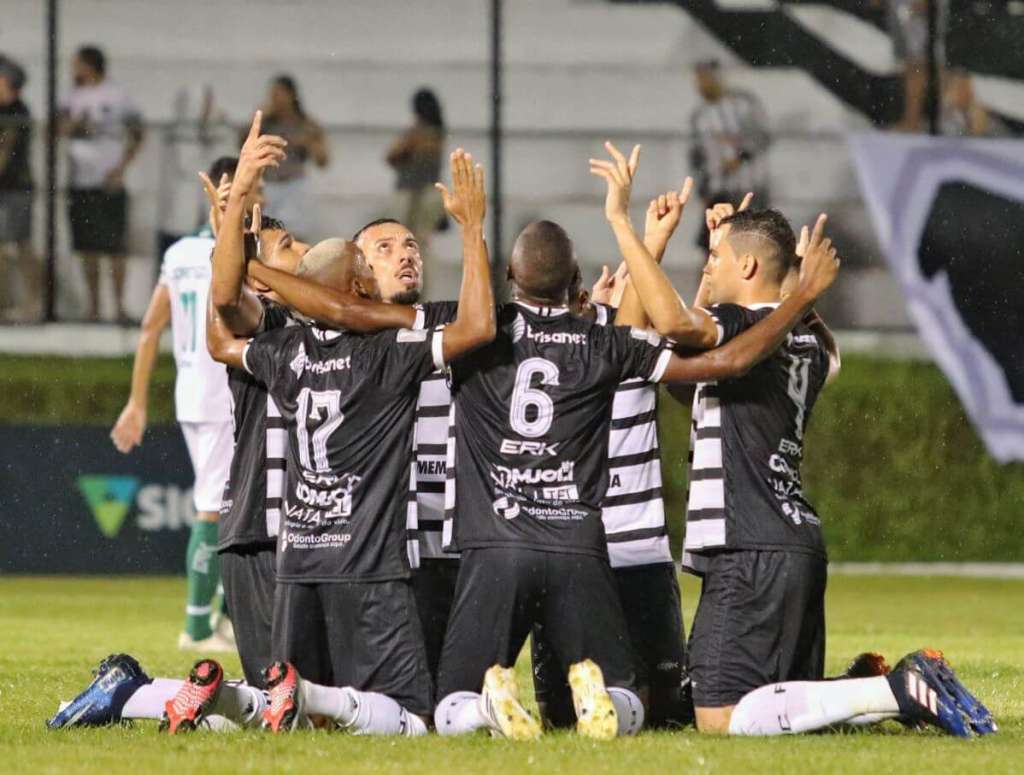 Jogadores do ABC comemoram um dos gols sobre o Palmeira de Goianinha