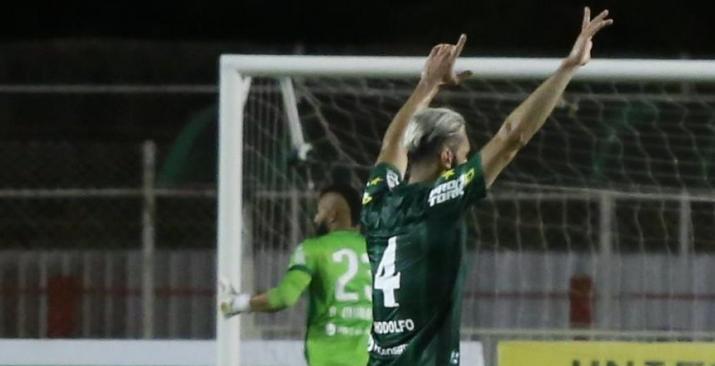 Coritiba empate e pode perder a liderança