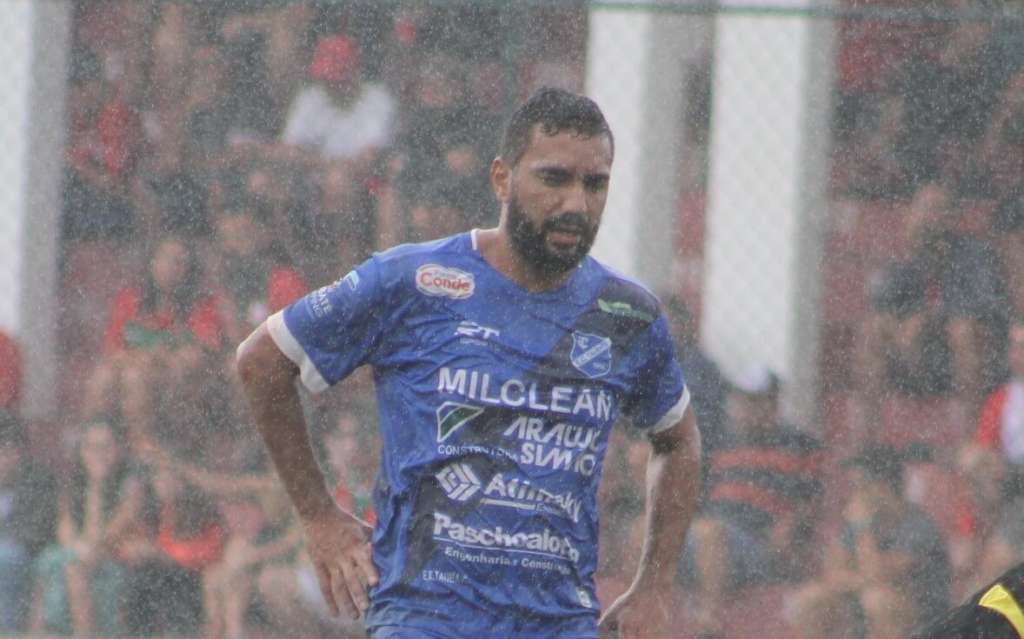 Boquita comandou o time na vitória sobre a Portuguesa Santista (Foto: Caíque Toledo/EC Taubaté)