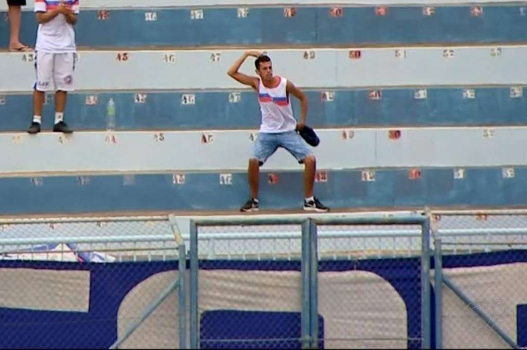 Torcedor do Penapolense imitando 'macaco' em jogo contra Portuguesa