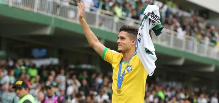 Após Barcelona sondar, Coritiba vende lateral para o Manchester City por R$ 30 mi