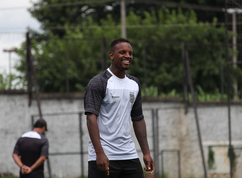 Paulistão: Sem espaço, Cléber Reis completa um mês no banco da Ponte Preta