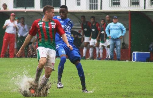 Partida entre Portuguesa Santista e Taubaté foi debaixo de chuva (Foto: Camilla Aloi / Agência Briosa)