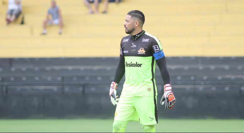 Após rescindir com o Criciúma, ex-goleiro do São Caetano analisa propostas