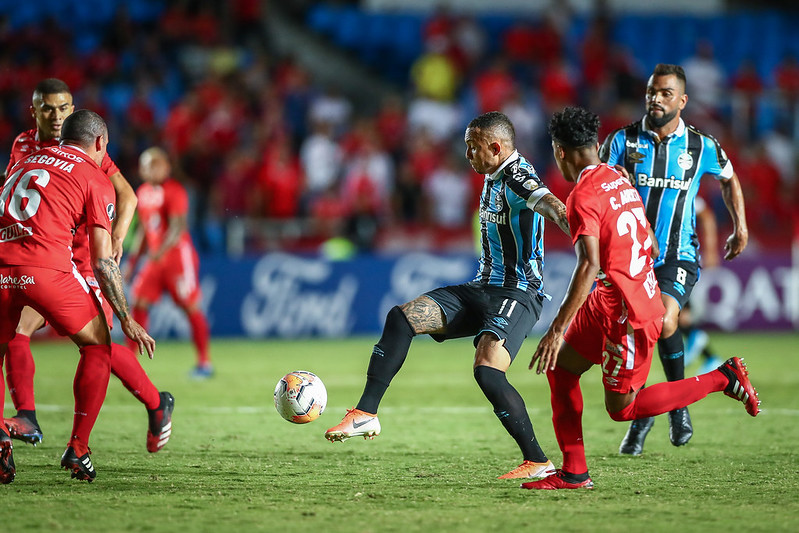 Matheus Henrique brinca sobre mística da camisa 7 e comemora vitória do Grêmio