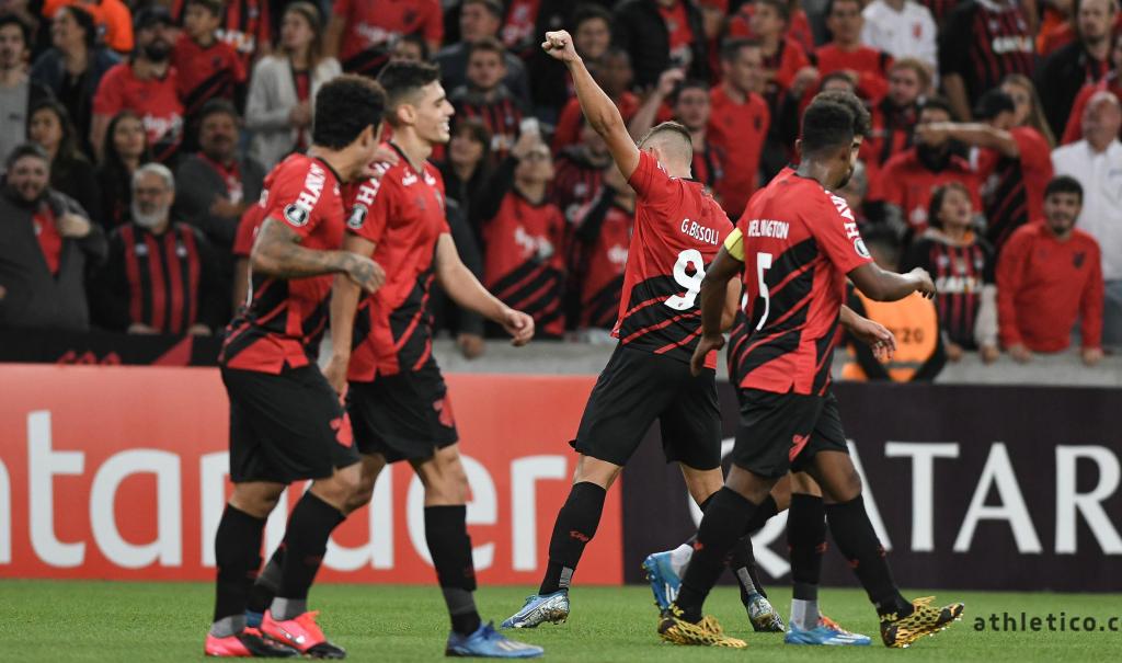 Athletico vence o Peñarol