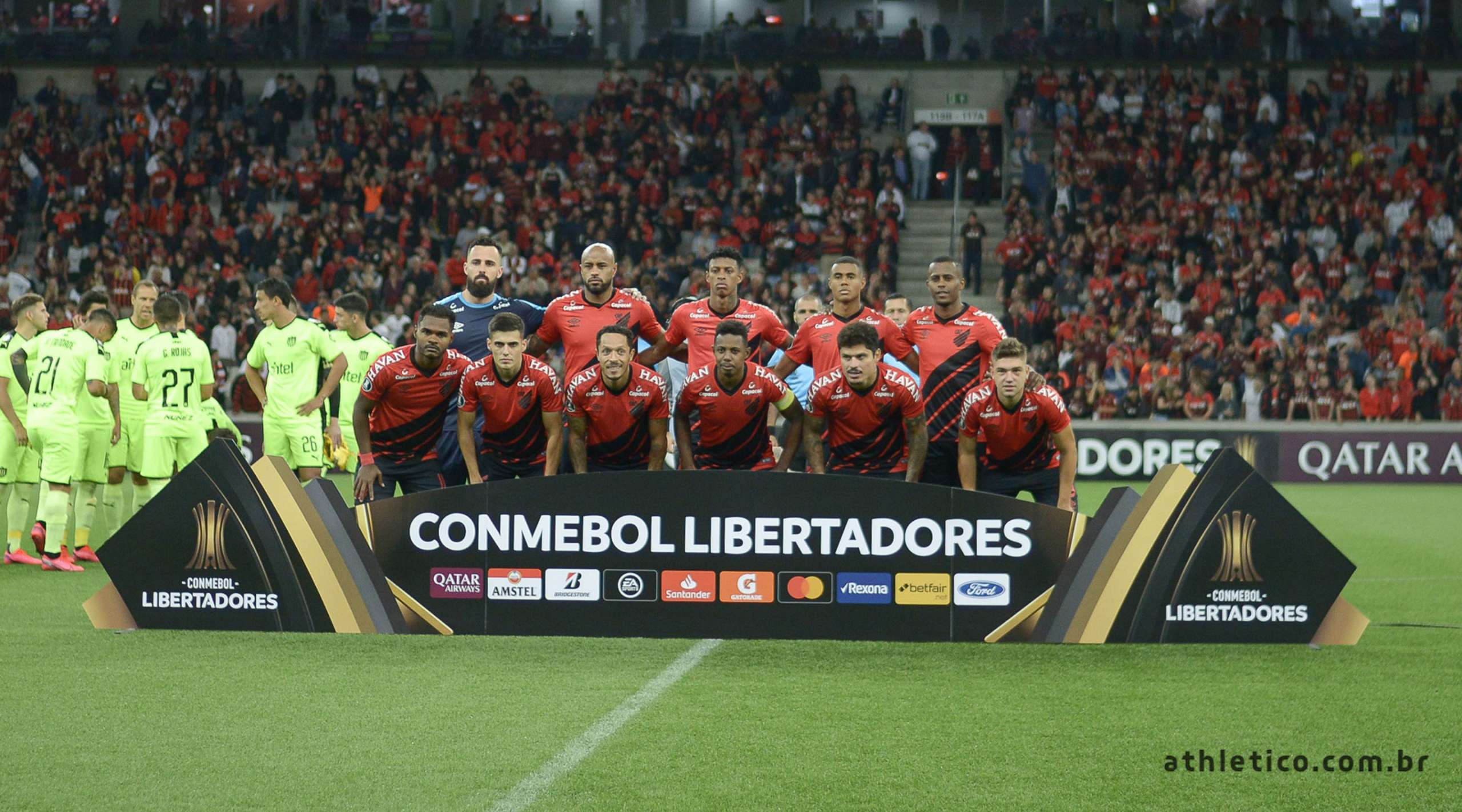 Libertadores: Atacante comemora gol de letra e recebe elogios do técnico do Athletico