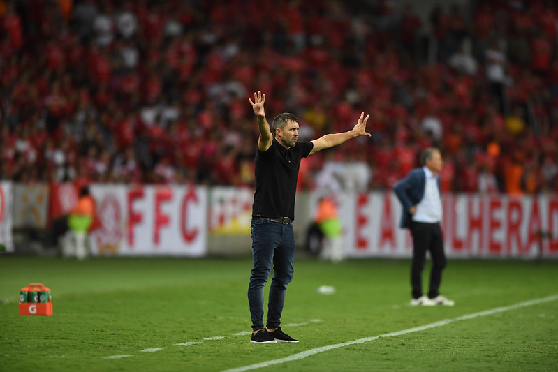 Libertadores: Coudet evita falar no Gre-Nal e só focará clássico após jogo de domingo