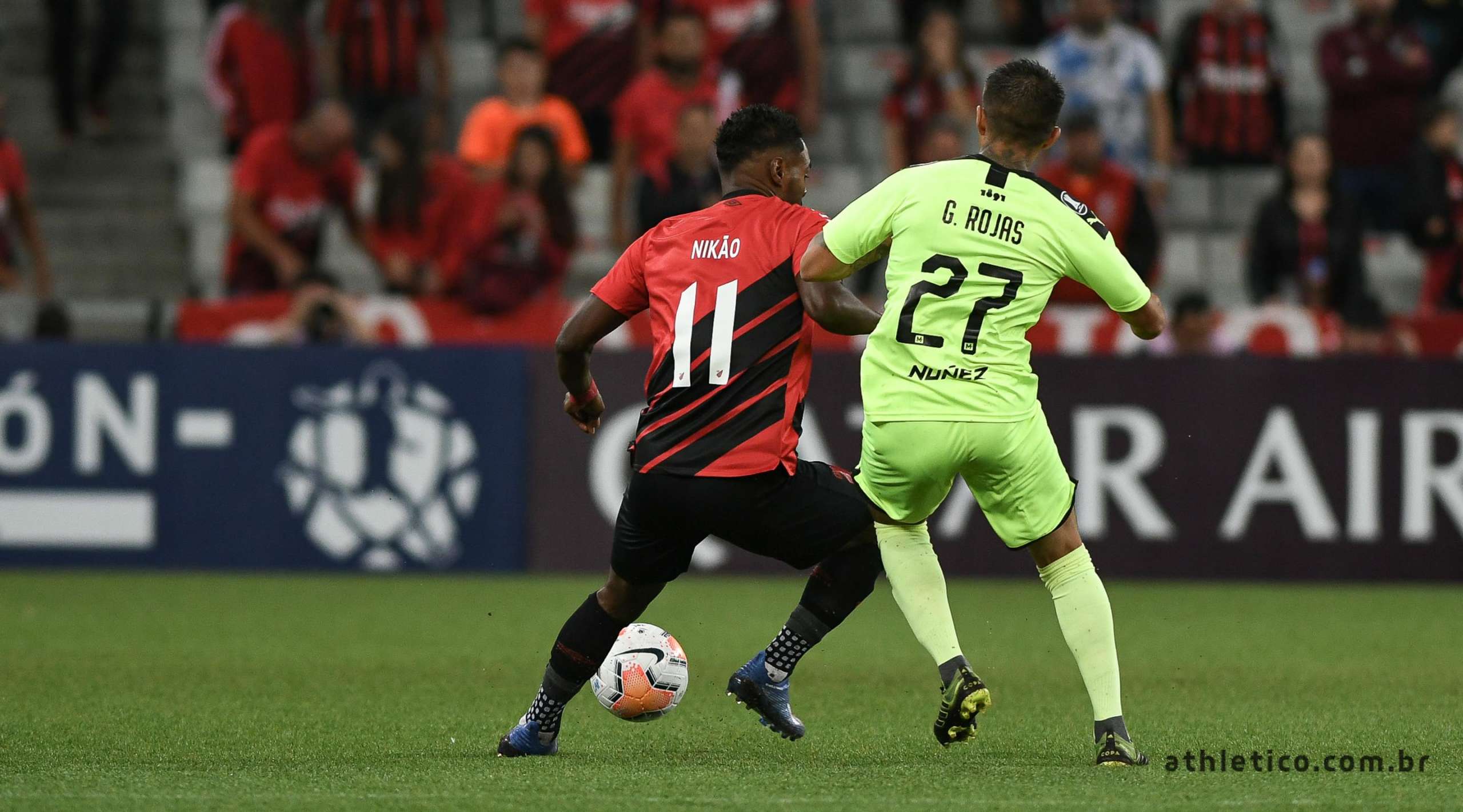 Sondado por Corinthians e Grêmio, meia despista sobre futuro no Athletico-PR