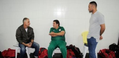 Carlos Octavio (esq.) e Cléber Ferreira (dir.) em conversa com Fernando Marchiori (Foto: Divulgação/Portuguesa)