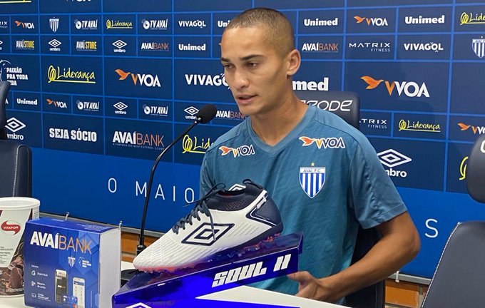 Após imbróglio, volante fala sobre escolha pelo Avaí e foca em manter titularidade