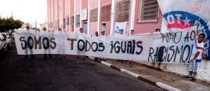 Torcida do Penapolense leva faixa contra o racismo em jogo do Paulista A2