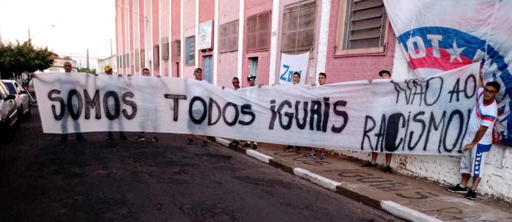 Torcida do Penapolense leva faixa contra o racismo em jogo do Paulista A2