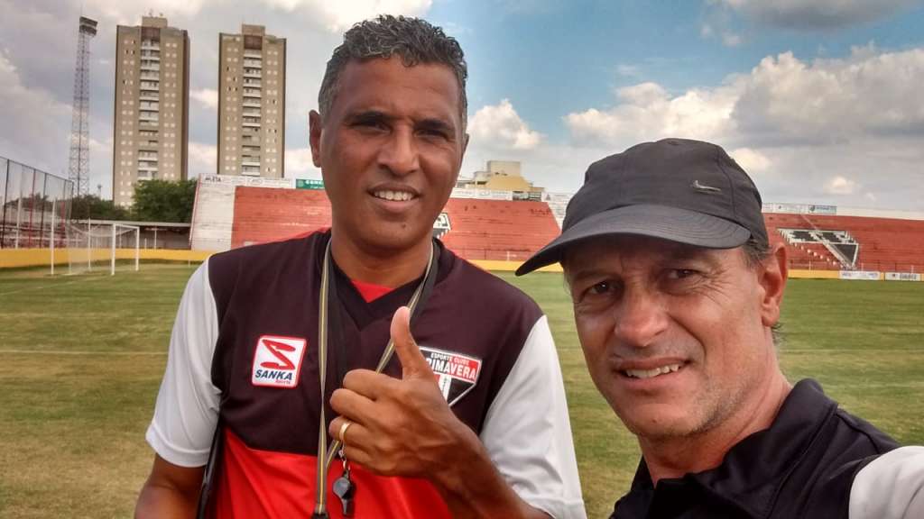 Paulo Pereira, á esquerda, é o técnico do Primavera