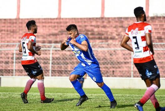 Gustavo Índio comemorando gol contra o Linense, pela quinta rodada da A3
