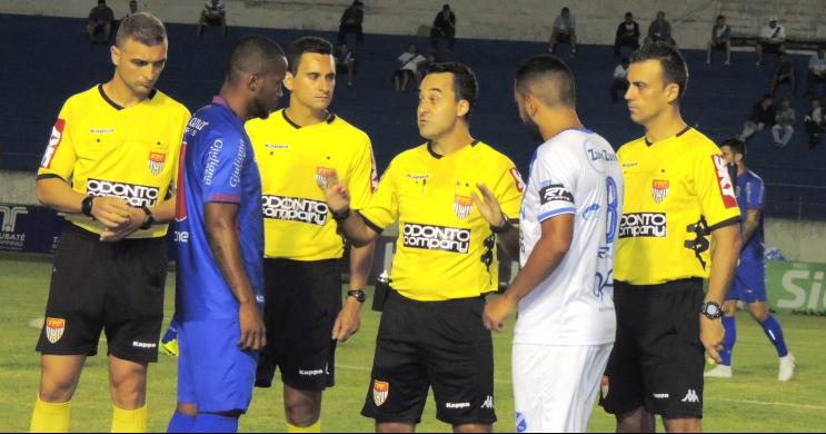 ​Paulista A2: Elenco do São Caetano critica arbitragem em derrota para o Taubaté