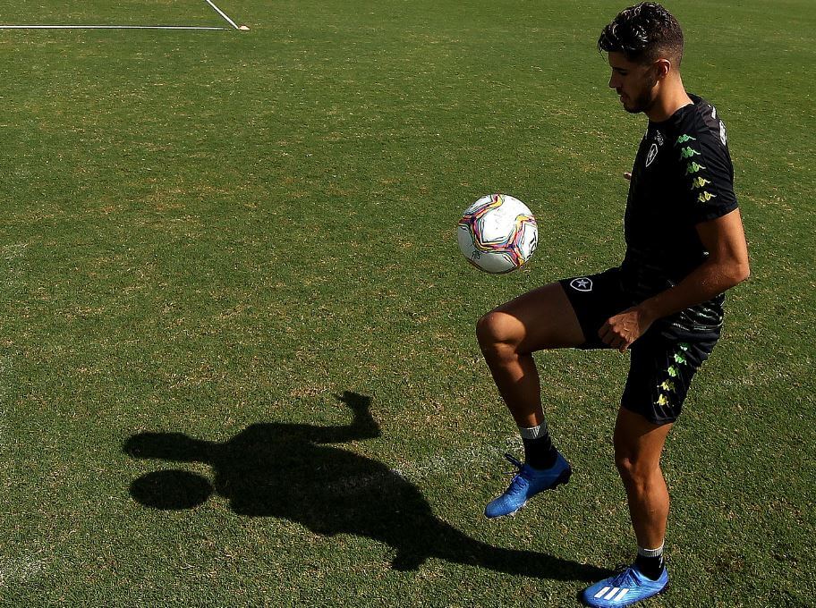 Carioca: Atacante volta a treinar e pode reforçar o Botafogo contra o Flamengo