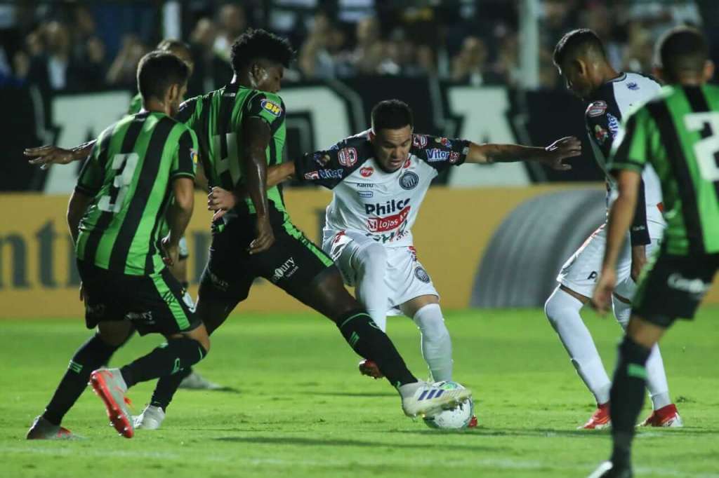América-MG garantiu a classificação ao ganhar do Operário-PR (Foto: José Tramontin/Operário)