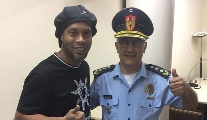 Ronaldinho admite crime e fica livre de acusação pela promotoria do Paraguai