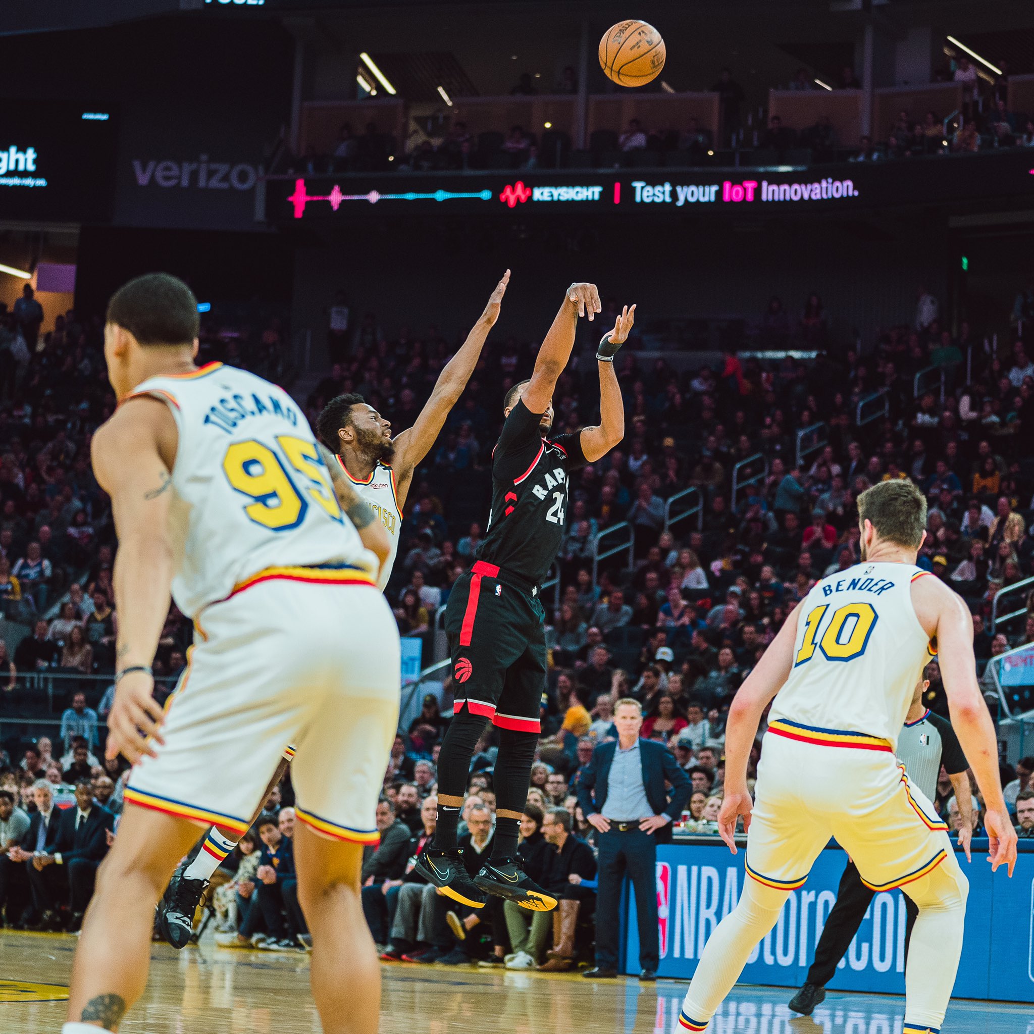 NBA: No retorno de Curry, Warriors perdem dos Raptors na reedição da final