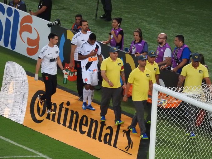 Médico do Vasco diz que lesão no dedo não vai tirar Guarín das próximas partidas