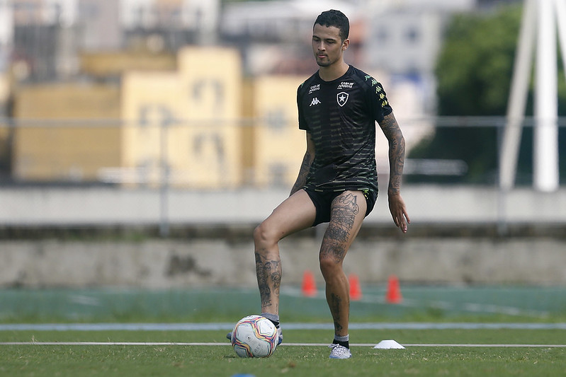 Thiaguinho lamenta postura do Botafogo em sua saída: ‘Soube através da imprensa’