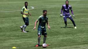 Suspensão de Felipe Melo faz Palmeiras reeditar dupla de zaga com Luan e Gómez