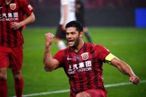 Hulk aguarda liberação de clube chinês para treinar no Palmeiras