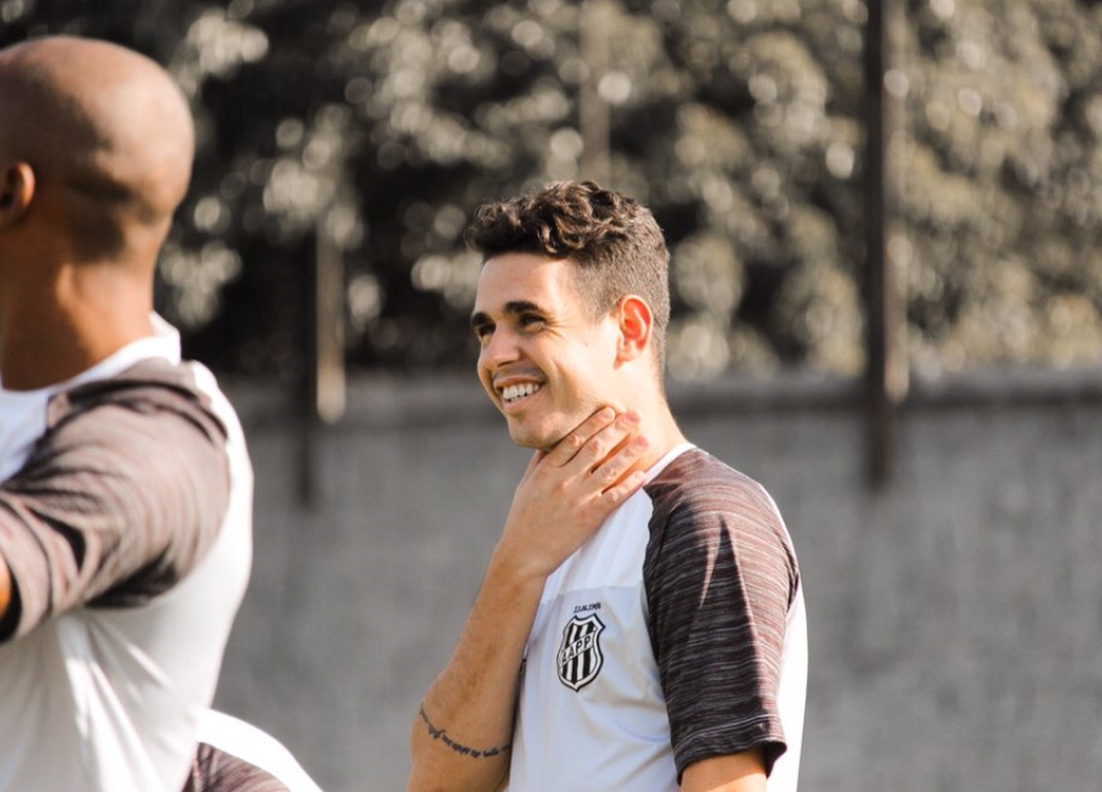 Enquanto não volta para China, Oscar da Seleção treina com a Ponte Preta