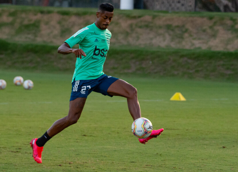 Carioca: Atacante volta a treinar no Flamengo e fica à disposição para o clássico