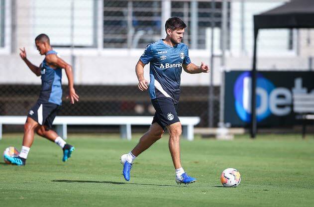 Argentino volta a treinar e deve reforçar o Grêmio no Gre-Nal da Libertadores