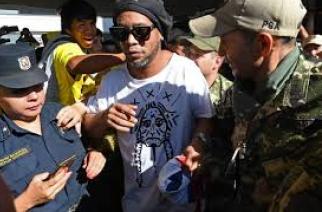 Juíza determina manutenção da prisão preventiva de Ronaldinho Gaúcho no Paraguai