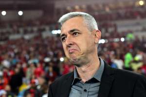 Tiago Nunes vê Corinthians em evolução e culpa gramado por empate