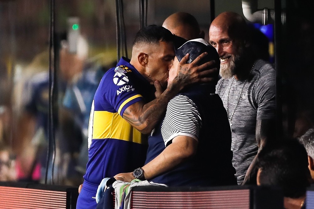 Boca transforma Bombonera em boate após título argentino; Tevez dá selinho em Maradona