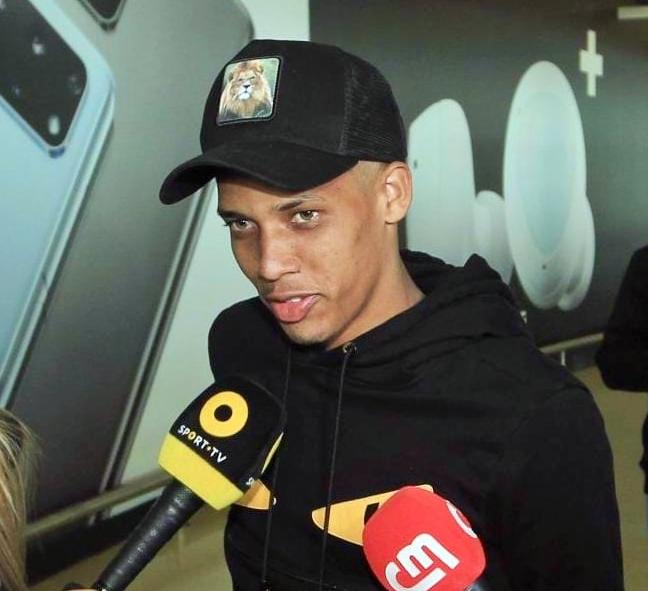 Perto do adeus ao Corinthians, Pedrinho se apresenta para torcedores do Benfica