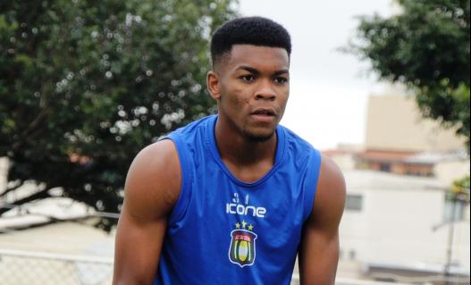 ​Paulista A2: Atacante do São Caetano comemora primeiro gol como profissional