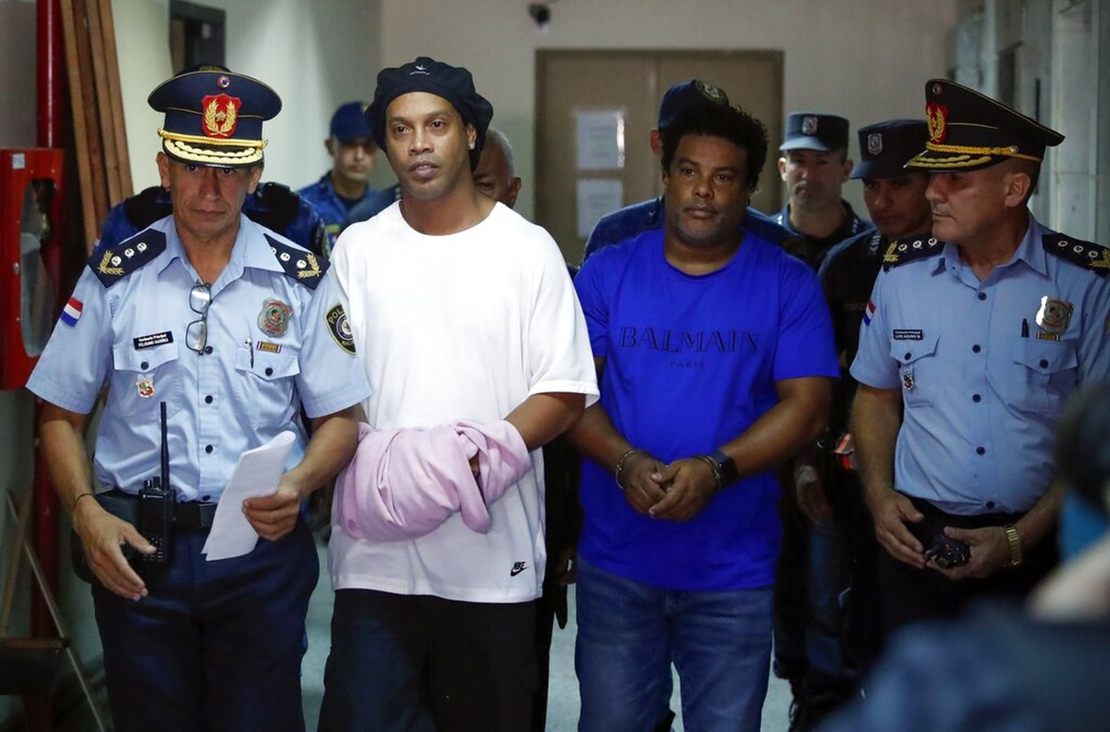 Defesa de Ronaldinho Gaúcho pede mudança para prisão domiciliar no Paraguai