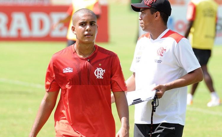 Paulista A3: Barretos anuncia zagueiro formado no Flamengo