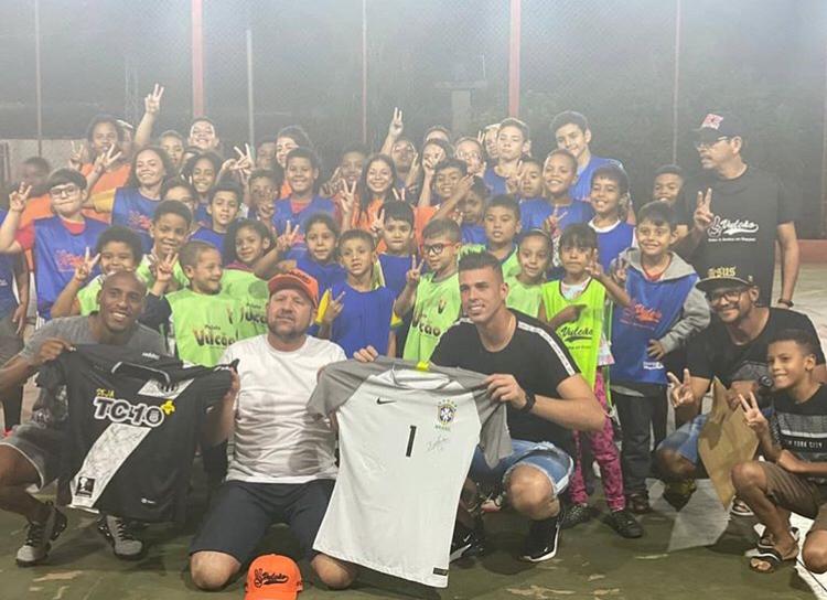 Eliminatórias: Convocado por Tite, goleiro da Ponte visita projeto social em Sumaré
