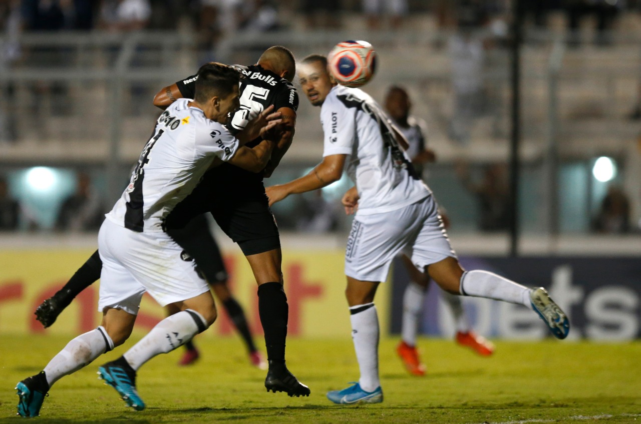 Torcida da Ponte cria confusão e ameaça depredar Moisés Lucarelli