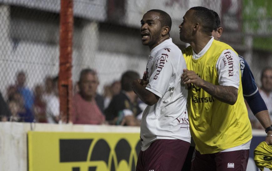 Jogador do Caxias é alvo de racismo em jogo do Gaúcho; caso acaba no TJD