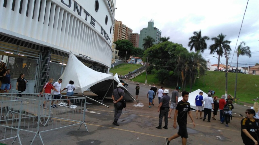 Sete policiais ficam feridos em confusão com torcida da Ponte; Baep cobra punição
