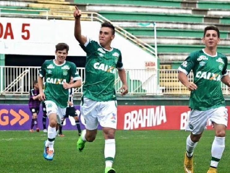 Chapecoense deixa Felipe Azevedo em ‘stand-by’ e deve negociar meia com Athletico-PR