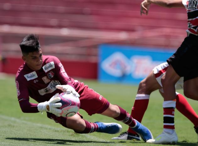 Pernambucano: Jovem goleiro alimenta sonho de infância em base do Santa Cruz