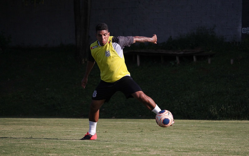 Paulistão: Lateral escapa de pena e fica à disposição da Ponte Preta no Dérbi 196