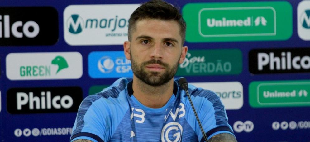 Aqui, não, Abelão! (Foto: Rosiron Rodrigues / Goiás E.C.)